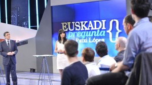 Patxi López respondiendo a las preguntas de los ciudadanos.