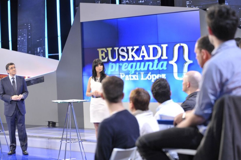 Patxi López respondiendo a las preguntas de los ciudadanos.