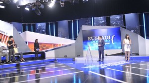 Patxi López resonde a la pregunta de un ciudadano.