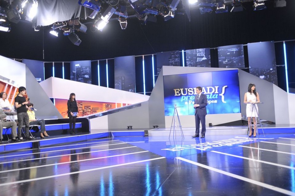 Patxi López resonde a la pregunta de un ciudadano.