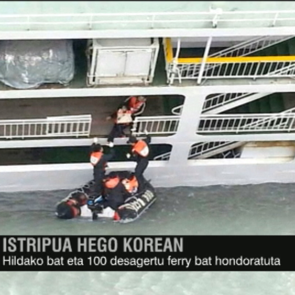 Bi hildako eta 100 desagertu, ferry bat hondoratuta Hego Korean