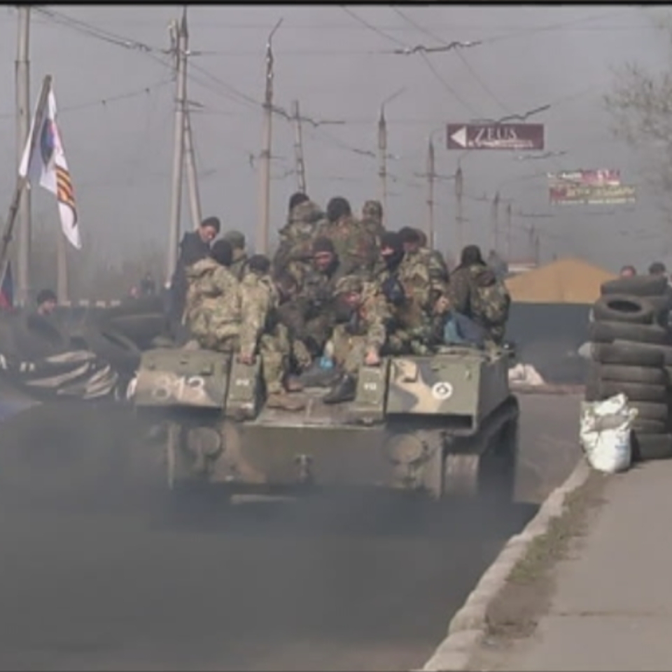 Varios vehículos blindados con bandera rusa entran en Ucrania