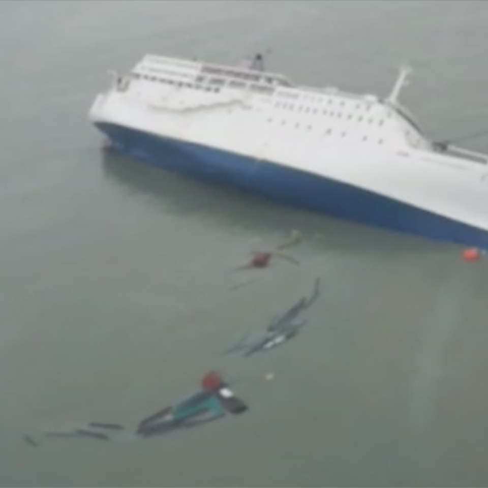 Hego Korean ferry bat hondoratu da eta gutxienez bi lagun hil dira. Argazkia: EFE