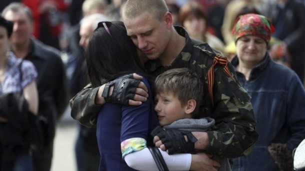 Militar bat familiarekin, Errusiaren aldeko matxinoak babesteko manifestazio batean.