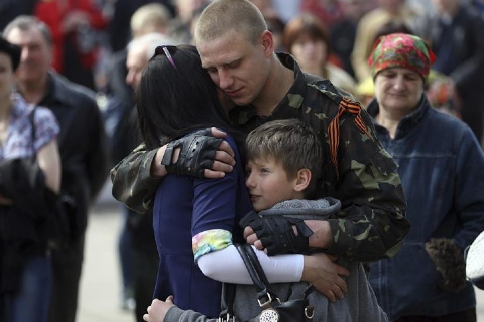 Un militar abraza a su familia durante una marcha de apoyo a los milicianos prorrusos.