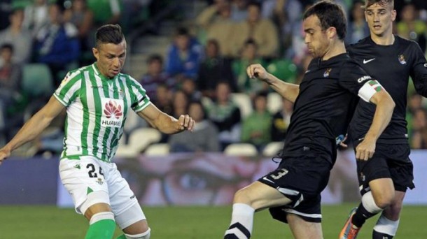 En la imagen de archivo, Mikel González y Antoine Griezmann luchan con un jugador del Betis (EFE).