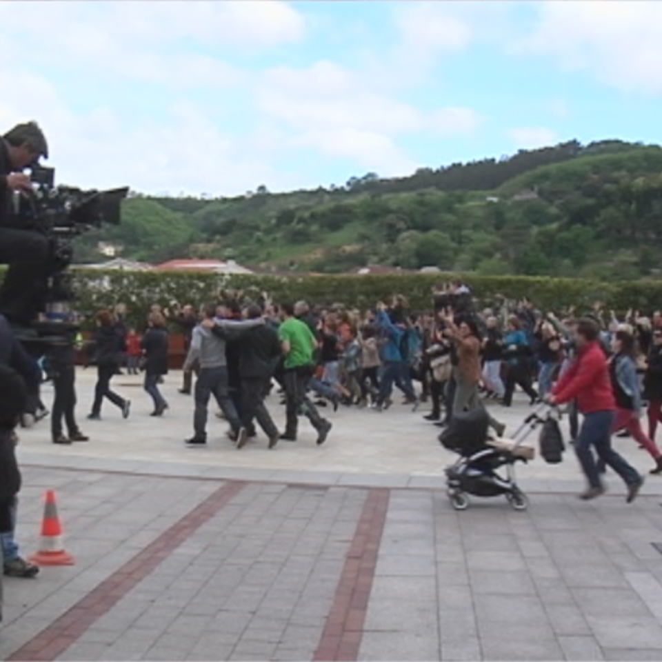 'Gure esku dago' graba en Bilbao el spot de la cadena humana
