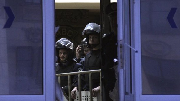 Policías antidisturbios ucranianos hacen guardia a la entrada de un edificio. EFE