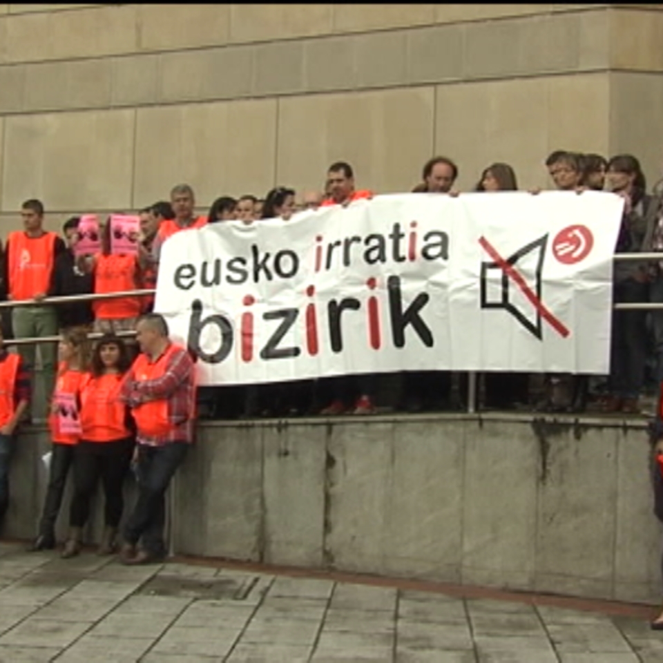 Trabajadores de Eusko Irratia se concentraron  para denunciar que la OPE "destruirá empleo"