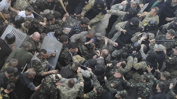 Imagen de los forcejeos entre militantes ucranianos y policías. EFE