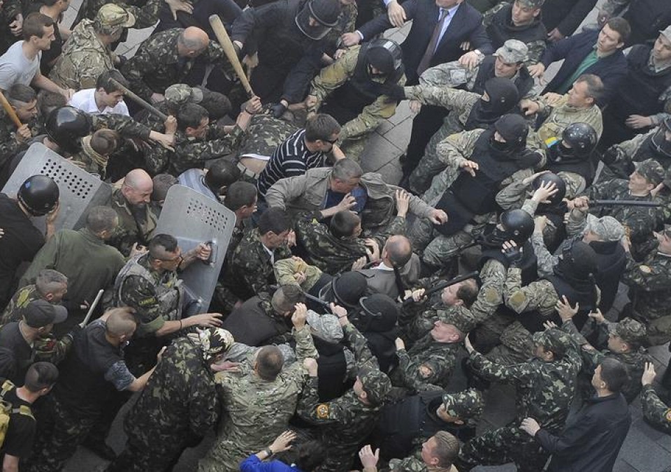 Imagen de los forcejeos entre militantes ucranianos y policías. EFE