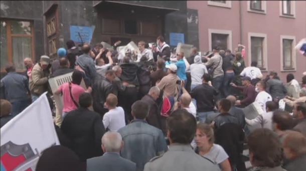 Asalto de los manifestantes prorrusos.