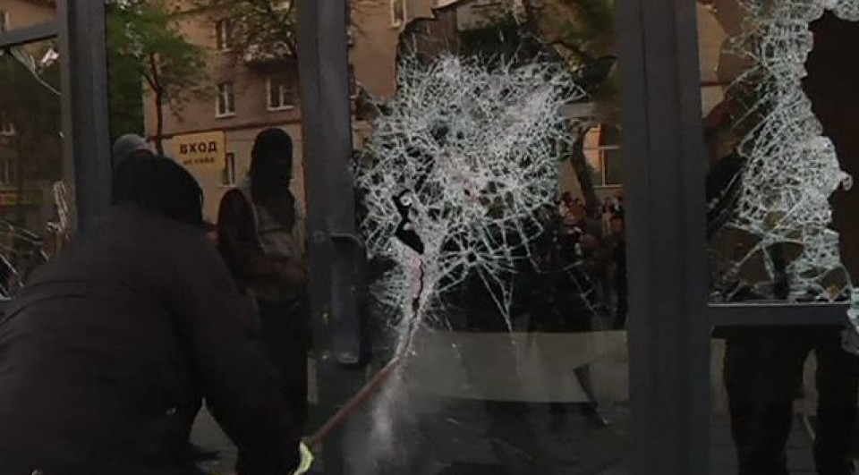 Grupos de prorrusos atacan sedes oficiales ucranianas en Donetsk
