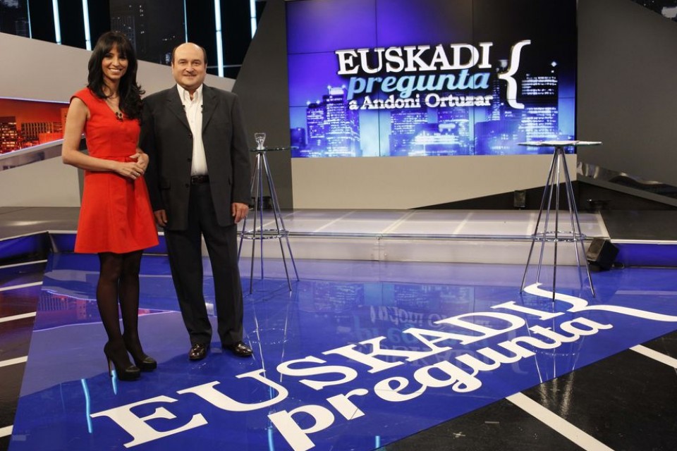 Andoni Ortuzar junto a la presentadora África Baeta.