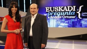Andoni Ortuzar junto a la presentadora África Baeta.