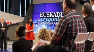 Andoni Ortuzar resonde a la pregunta de un ciudadano.