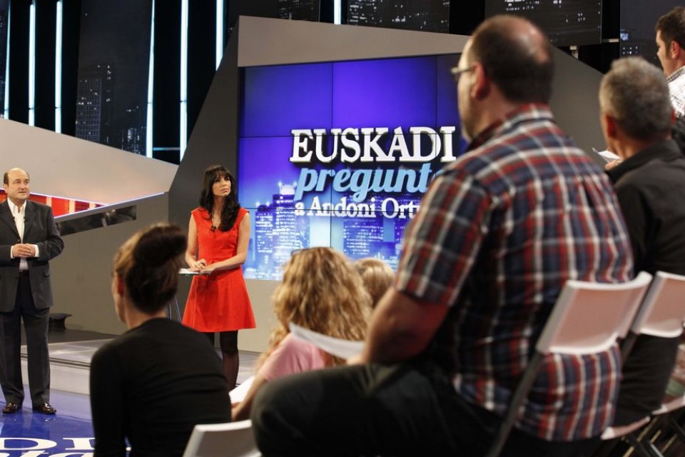 Andoni Ortuzar resonde a la pregunta de un ciudadano.