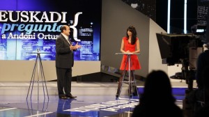 Andoni Ortuzar resonde a la pregunta de un ciudadano.