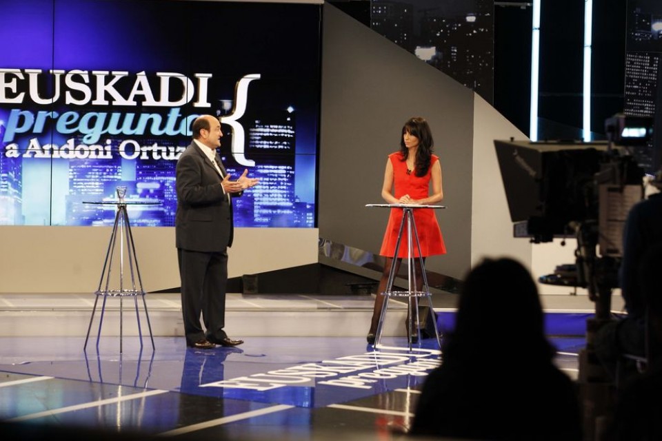 Andoni Ortuzar resonde a la pregunta de un ciudadano.