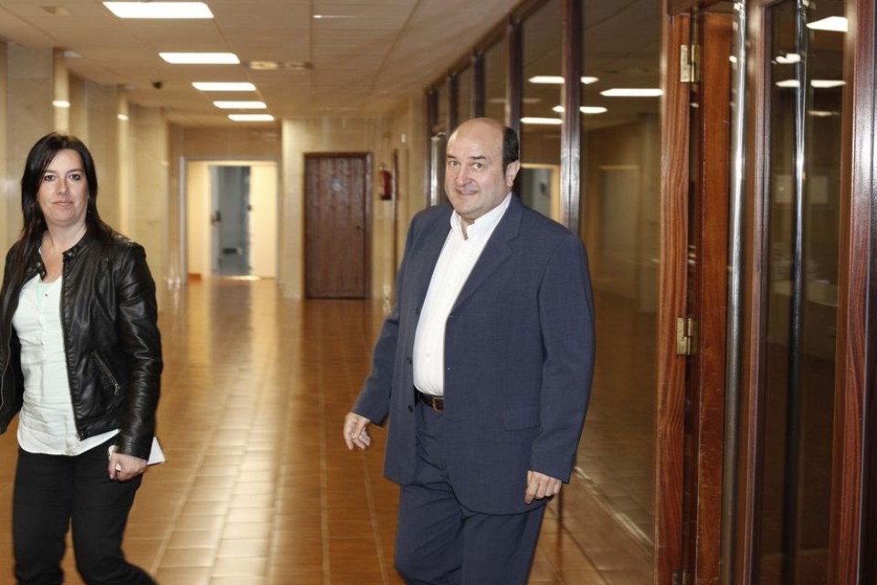 Andoni Ortuzar, a su entrada a la sede de EiTB en Miramon.