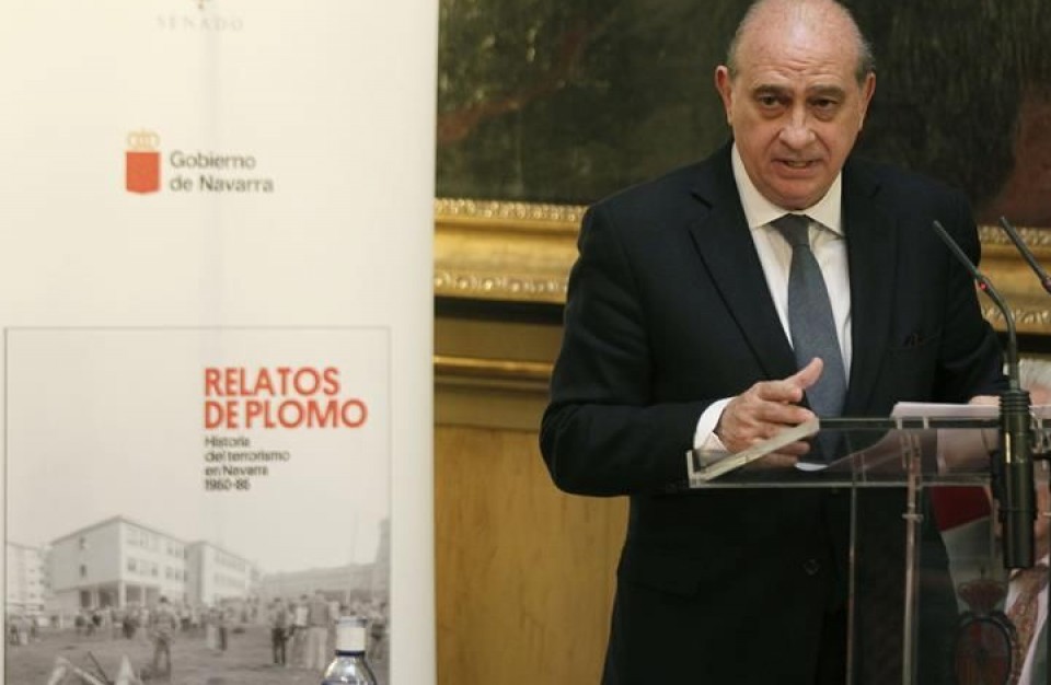 Jorge Fernandez Diaz Barne ministroa 'Relatos de plomo' liburuaren aurkezpenean. Argazkia: EFE
