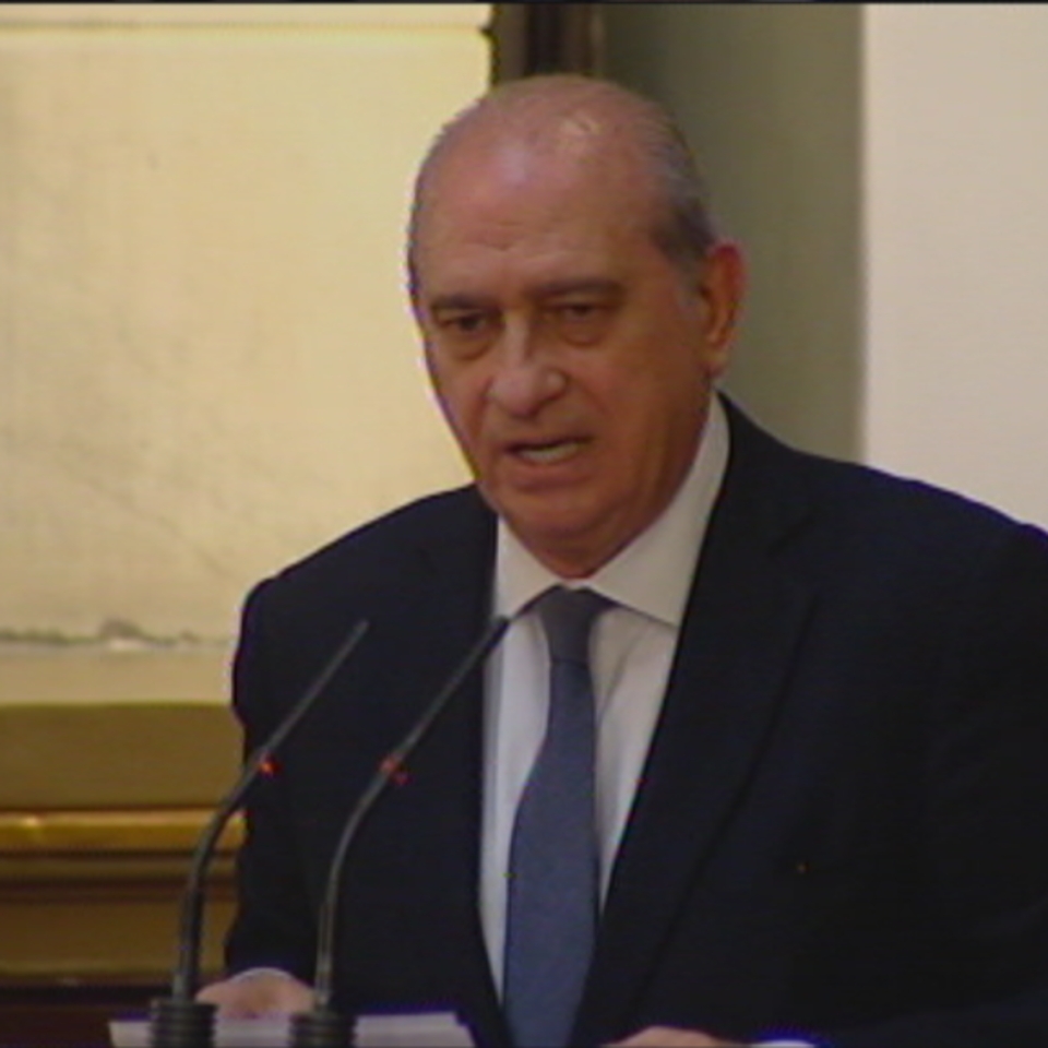Jorge Fernandez Diaz Barne ministroa 'Relatos de plomo' liburuaren aurkezpenean. Argazkia: EFE