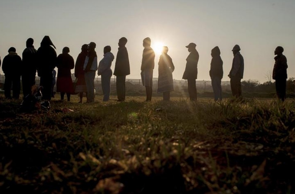 Largas colas para votar en Sudáfrica. Foto: EFE