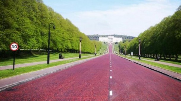 El parlamento norirlandés de Stormont, cubierto de rosa / Killinchy CC, Twitter.