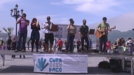 Centenares de personas participan en Donostia en la cadena humana