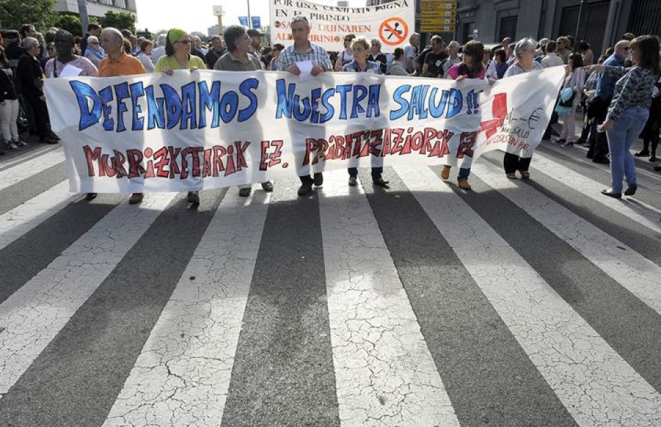 Kalitatezko osasun sistema publiko baten aldeko manifestazioa, Iruñean. Argazkia: EFE