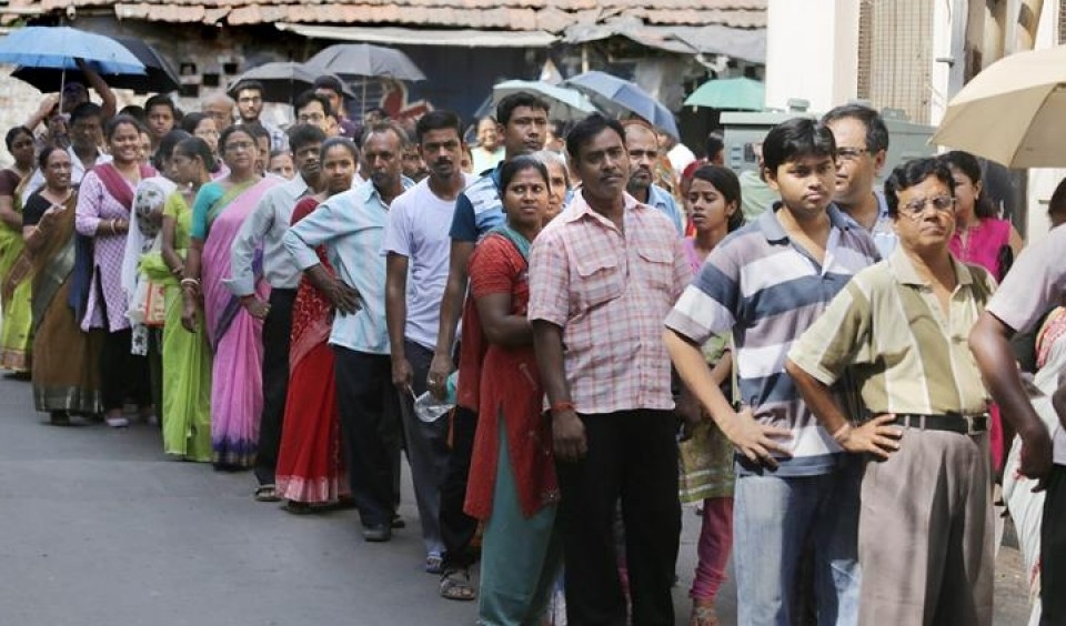 Colas para votar en India. Foto: EFE