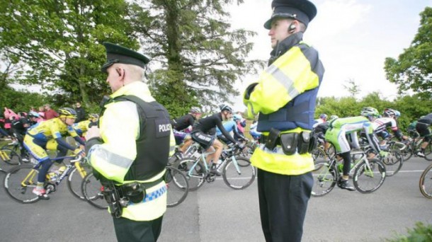 Policías, durante el Giro en Dublín. Foto: EFE
