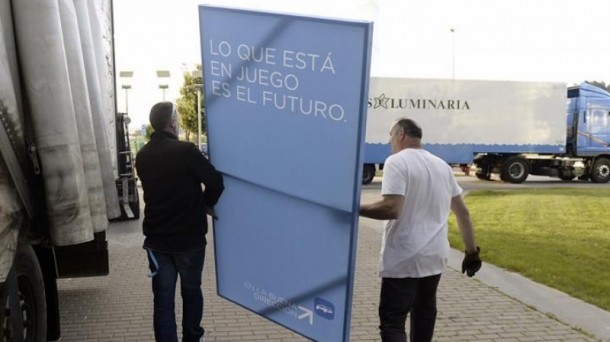 Operarios retiran el escenario del PP en Valladolid. Foto: EFE