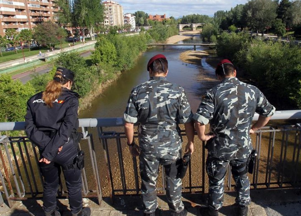 La Policía busca el arma en el río Bernesga. Foto: EFE