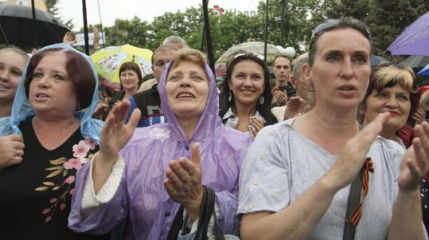 Luganskeko emakumeak, referendumaren emaitza ospatzen. Efe.