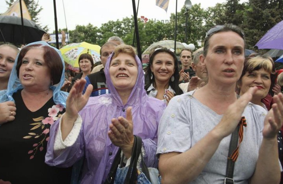 Luganskeko emakumeak, referendumaren emaitza ospatzen. Efe.