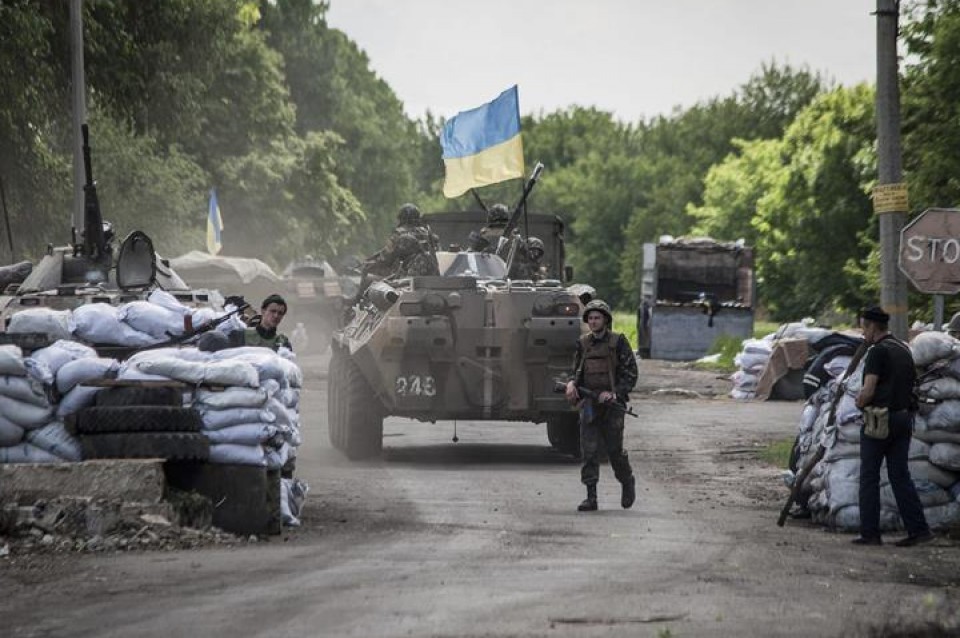 Soldados ucranianos, en un puesto de vigilancia. Efe.