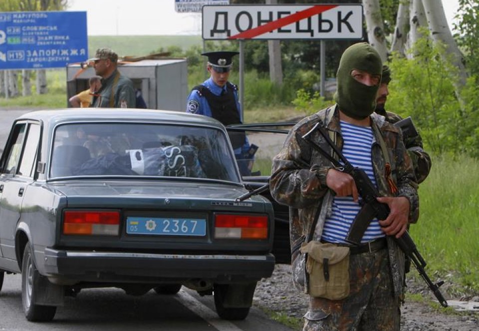 Milicias prorrusas vigilan un puesto en la región de Donetsk. Efe.