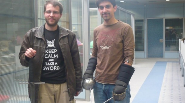 En Vitoria dos jóvenes enseñan las técnicas de Alatriste e Ivanhoe