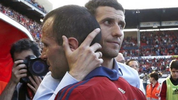 Patxi Puñal se abraza a Javi Gracia en el partido de su despedida de Osasuna. Efe.