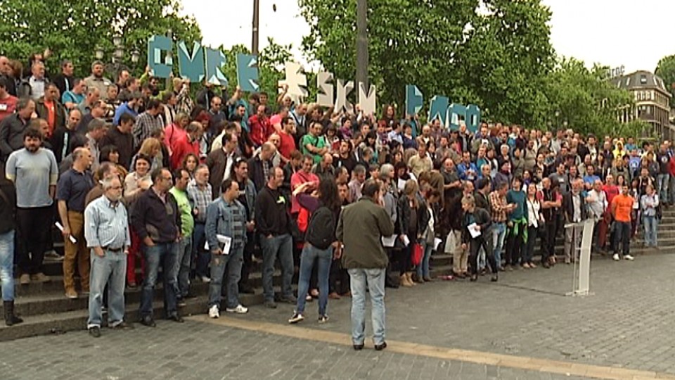Acto de sindicatos en apoyo a la iniciativa Eskuz Esku, en Bilbao. Foto: EiTB