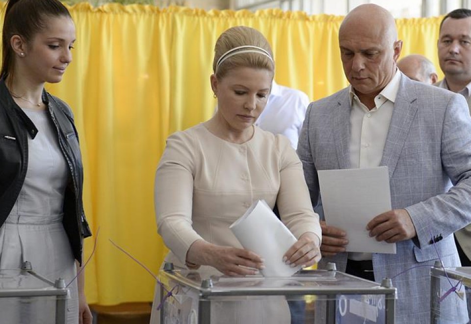 La candidata Timoshenko vota junto a su marido. Efe.