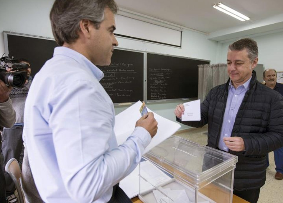 Iñigo Urkullu deposita su voto en una mesa electoral de Durango. Foto: EFE.