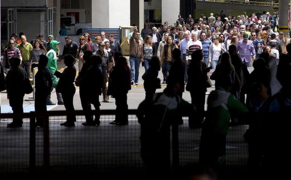 Los colombianos han tenido que soportar largas colas para depositar el voto. Efe.