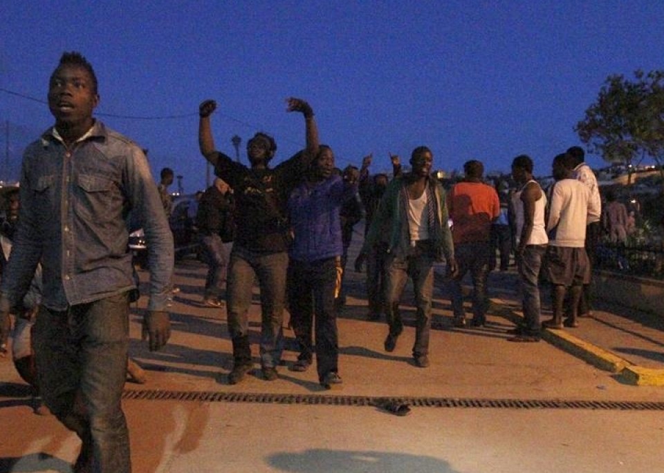 Más de 400 inmigrantes logran entrar en Melilla tras saltar la valla. Foto: EFE