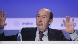 Rubalcaba cree que la consulta y las primarias mejoran la democracia