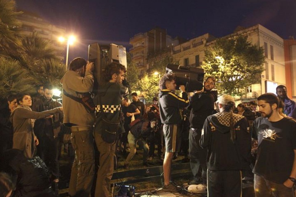 Participantes en la cacerolada de este viernes en Can Vies. Efe.