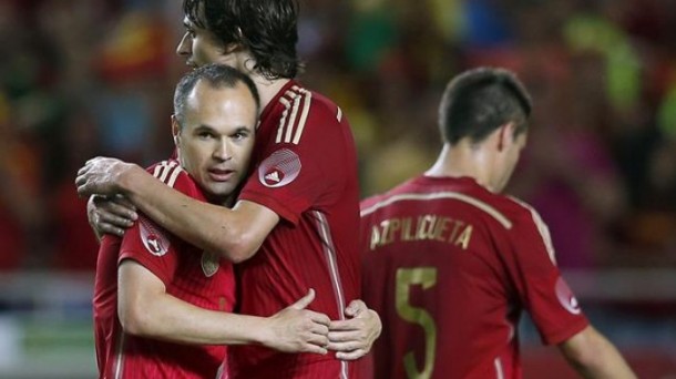 Iturraspe e Iniesta, en el amistoso contra Bolivia / EFE.