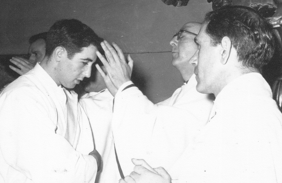 Joseba con su tio Eugenio y Valentin Zamora, el día que se hizo cura en la Parrokia de San Martin, Andoain 1970