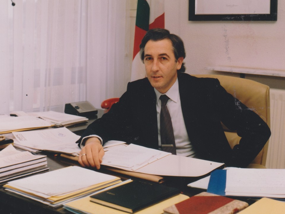 Arregi cuando fueSecretario de la Comisión de Consejodel Euskara. 1980